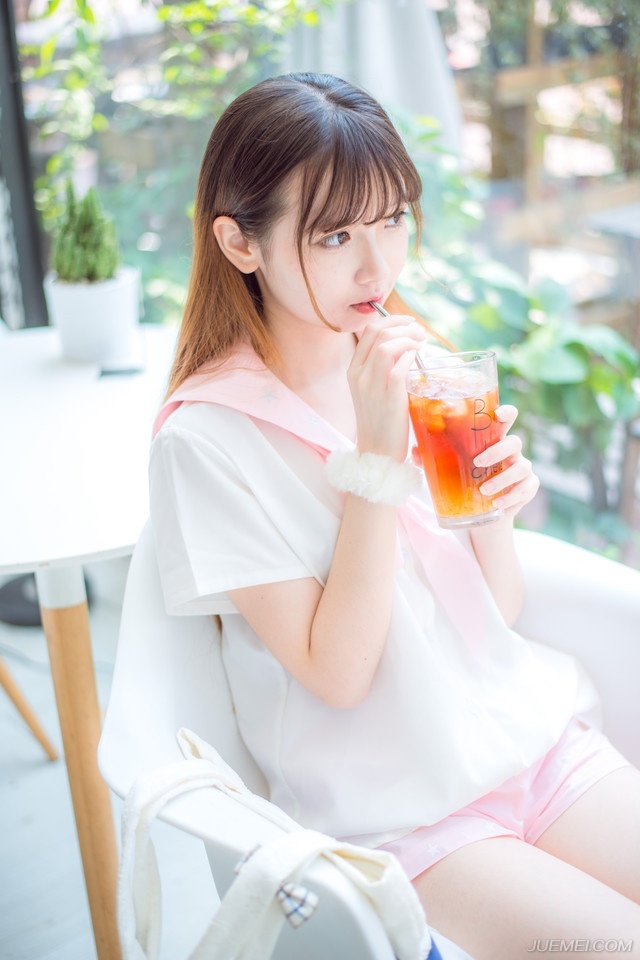 “也怨不得他，周瑜的死被江东赖在了荆州的头上，听说江东不少将领向孙权请命北伐，后方不稳，如之奈何？”曹操摇了摇头，微笑着安抚着夏侯惇，只是眼底生出那抹忧虑，却怎么也化不掉。